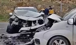 Diyarbakır’da 2 araç kafa kafaya çarpıştı: Yaralılar var!