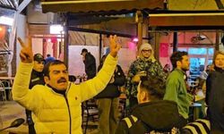 Ünlü oyuncu yürüyüşe ‘bozkurt’ işareti yaptı