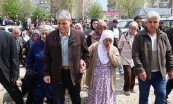 34 yıl sonra tahliye edildi: Diyarbakır’da karanfillerle karşılandı