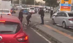 Diyarbakır’da çukurlu yola vatandaştan “yama” mesaisi!