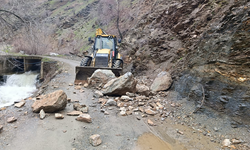 Diyarbakır'da heyelan oldu: Dev kayalar yola düştü!