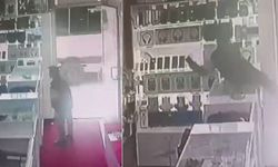 Diyarbakır’da ilginç anlar: Boyu yetmedi, masaya çıkıp çaldı!