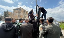 Diyarbakır’da otomobil yan yattı: Sürücü için seferber oldular!