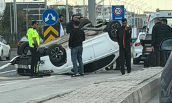Diyarbakır’da yürekleri ağza getiren kaza: Araç ters döndü!