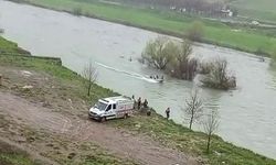 Korkulan oldu: Bir kişi Dicle Nehri’nde mahsur kaldı