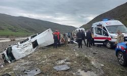 Muş’ta yolcu minibüsü kaza yaptı: Çok sayıda yaralı var