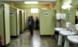 Okul tuvaletinde silah ve tehdit notu bulundu!