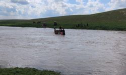 Şanlıurfa’da derenin ortasında traktörde mahsur kaldılar