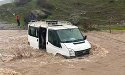 Siirt'te taşan derede mahsur kalan minibüste hayatını kaybetti!