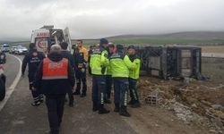 Tur otobüsü devrildi: Çok sayıda yaralı var!