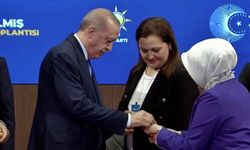 Burcu Köksal AK Parti'ye katıldı, rozetini Erdoğan taktı