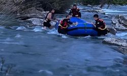 Dicle Nehri'nde korku dolu anlar: Mahsur kalan genç kurtarıldı
