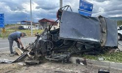 Diyarbakır yolunda kaza: Otomobil hurda oldu, yaralılar var!
