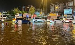 Diyarbakır'da sağanak yolları göle çevirdi