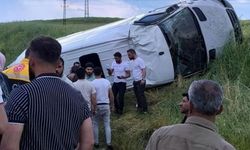 Diyarbakır’da yolcu minibüsü takla attı: Çok sayıda yaralı var!