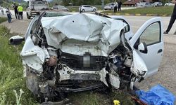 İstinat duvarına çarpan otomobilde 3 kişi öldü!