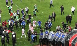 Play off gecesi olaylı bitti: Stat karıştı, sahadan polis kalkanıyla çıkabildiler