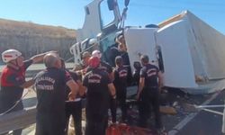 Diyarbakır’da TIR devrildi: Sürücü ağır yaralandı!