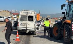 Hakkari’de minibüs ile kamyon çarpıştı: Ölüler ve yaralılar var!
