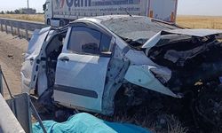 Mardin'de otomobil refüje çarptı: 1 ölü, 2 yaralı