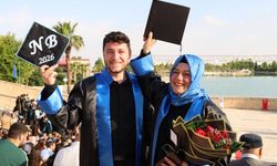 Anne ve oğlu aynı üniversiteden, aynı bölümden, aynı sıradan mezun oldu!