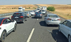 Diyarbakır Mardin yolunda TIR devrildi: Kuyruk oluştu!