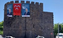 Diyarbakır surlarına MHP bayrağı ve Bahçeli posteri asıldı