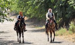 Diyarbakır’da at sırtında serinlik: Kefiye ve egaliyle buz taşıyor