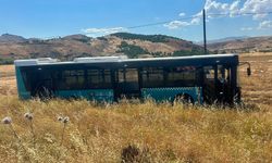 Diyarbakır’da belediye otobüsü kaza yaptı: Sürücüler yaralandı!