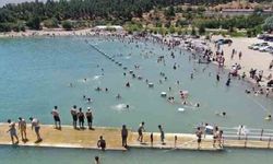 Hazar Gölü’nde gezi teknesi battı: 7 kişi son anda kurtarıldı