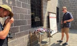 Fransız turist Diyarbakır’daki camiye böyle girdi, takdir aldı!