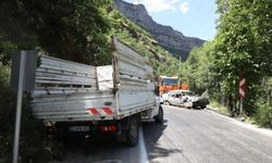 Tunceli'de kamyonetle kafa kafaya çarpışan araç hurdaya döndü: 1 ölü, 5 yaralı