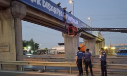 Bir şahıs boğazına ip bağlanmış halde üstgeçitte bulundu!