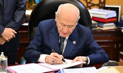 Çerçeve yasada imza süreci başladı: İlk imza Bahçeli'den!