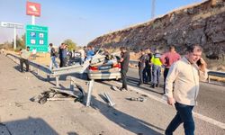 Şanlıurfa'da otomobil bariyerlere çarptı: 1 ölü, 1 ağır yaralı