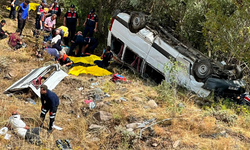 Yolcu minibüsü şarampole yuvarlandı: Çok sayıda ölü ve yaralı var!
