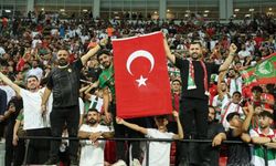 Amedspor taraftarları Türk bayrağı açtı!