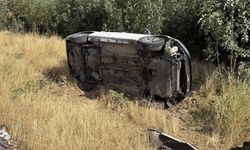 Diyarbakır’da virajı alamayan otomobil devrildi