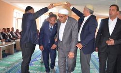 15 yıl sonra Kur'an-ı Kerim'in altından geçerek barıştılar