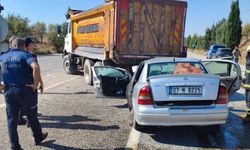 Adıyaman’da otomobil kamyonunun altına girdi: Ağır yaralılar var
