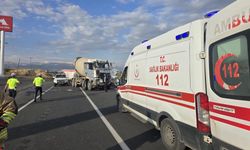 Bingöl - Diyarbakır yolunda sondaj kamyonu ile beton mikseri çarpıştı: 2 yaralı