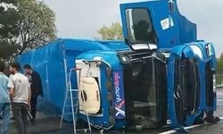 Diyarbakır karayolunda kargo TIR’ı devrildi!