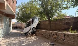 Diyarbakır'da akılalmaz kaza: Otomobil duvardan düştü!