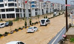 Diyarbakır’da sel: Yollar göl oldu, araçlar zarar gördü!