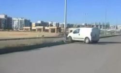 Diyarbakır’da ticari araç refüje çıktı: 1 yaralı