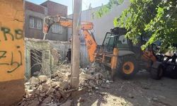 Diyarbakır’ın ilçesinde belediye 27 metruk binayı yıktı
