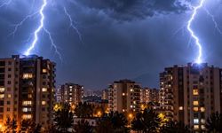 Diyarbakır'da iki apartmana yıldırım çarptı