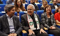 Zülfü Livaneli Diyarbakır’a geldi, Amedspor atkısı taktı!