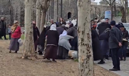 Diyarbakır’da ‘yardım’ izdihamı: Parayı duyan koştu!