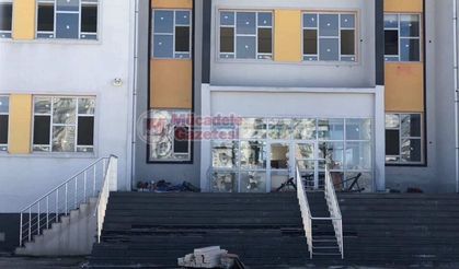 Diyarbakır'da yeni okul açılmadan çürüdü: Nedeni ortaya çıktı!